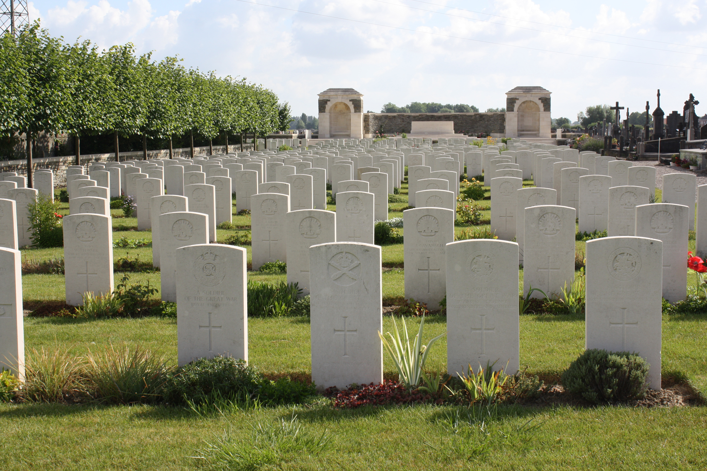 ESTAIRES COMMUNAL CEMETERY AND EXTENSION